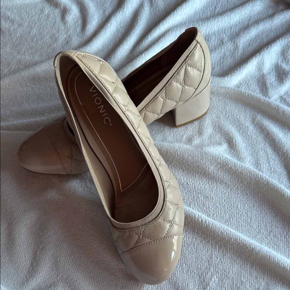 Vionic Women's Tan Quilted Heels - Picture 2 of 5